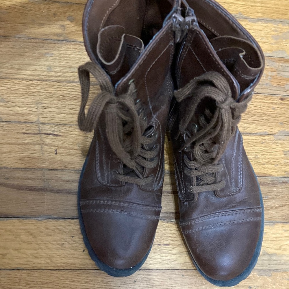 Brown boots size 8.5 Medium